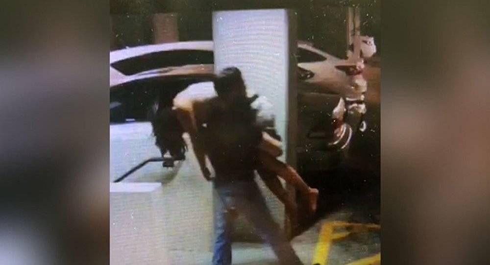 بالفيديو مصارع أمريكي محترف يخطف فتاة مخمورة ويغتصبها عدة مرات