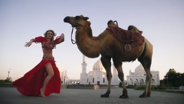 بالفيديو: راقصة روسية مثيرة ترقص أمام مسجد ... وتعتذر!