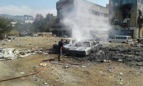 بالصور: النفايات تتسبب باحتراق سيارتين في برج حمود