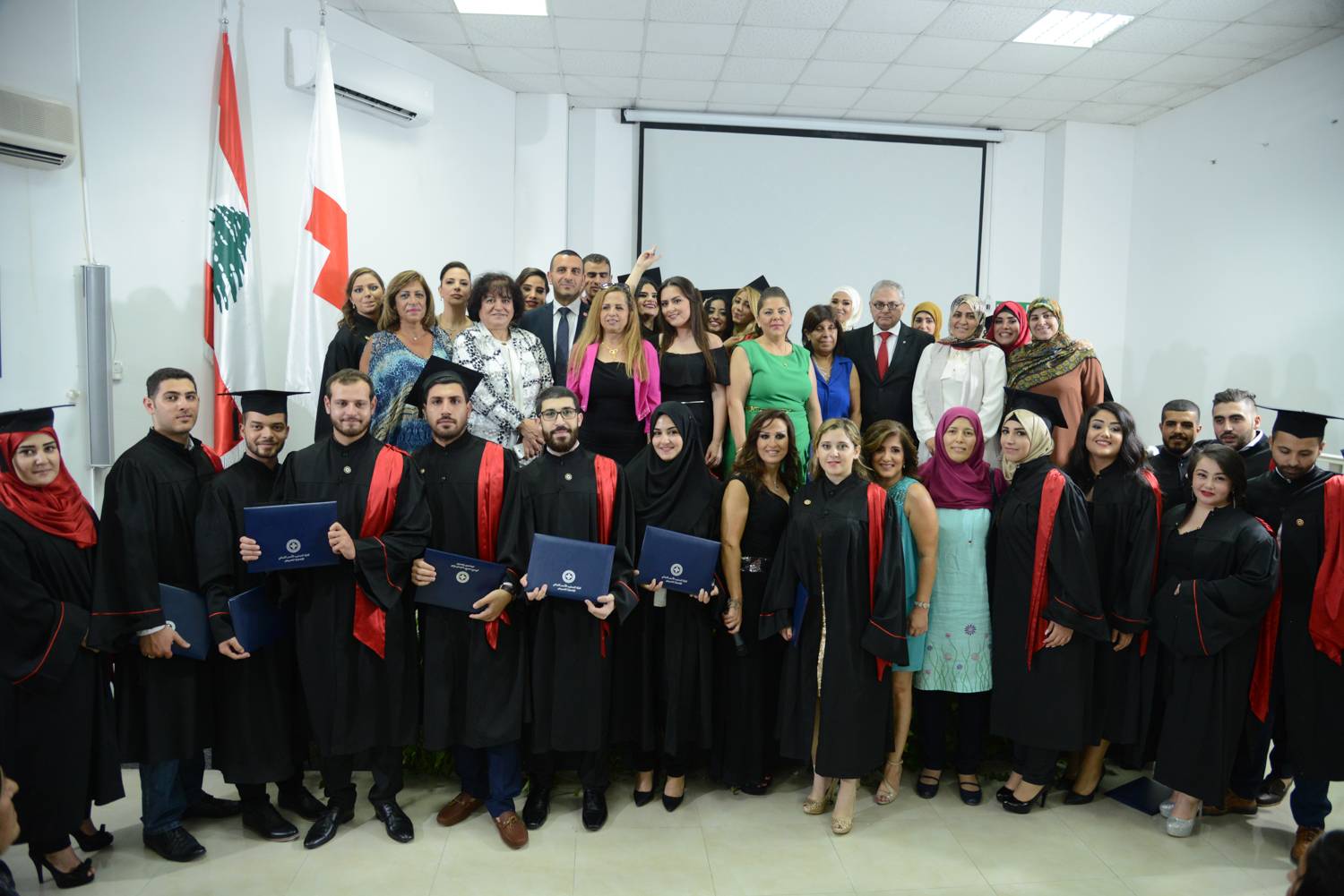 تخريج طلاب كلية الصليب الأحمر اللبناني الجامعية للتمريض في بعبدا