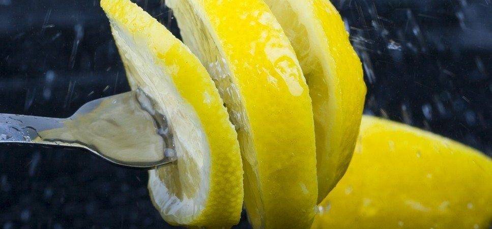 هذا ما يحدث عند وضع ليمونة مقطعة لأربعة أجزاء إلى جوارك عند النوم!