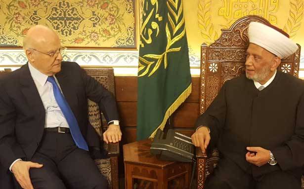 دريان عرض وابراهيم الوضع الأمني
عـبيد: البلاد مُعلّقة على الصليب