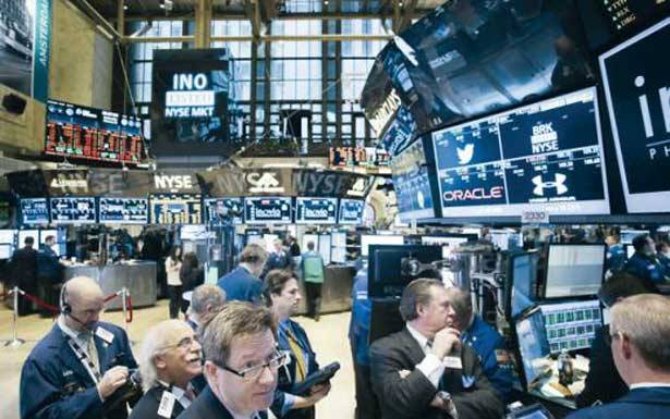 الدولار يسجّل أكبر خسارة اسبوعيّة بعد تراجع توقعات رفع الفائدة
النفط يهبط 4% مع تبدد وصول «أوبك» الى اتفاق يؤمن استقرار السوق