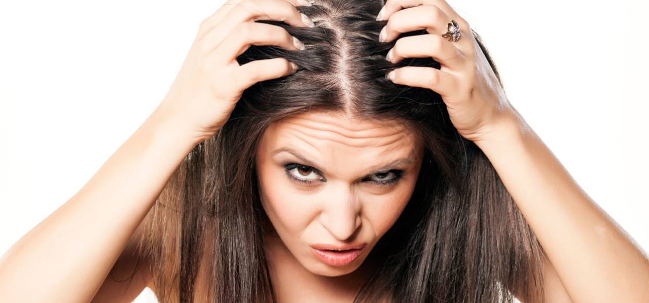 حبوب فروة الرأس.. كيف تتخلصين منها؟