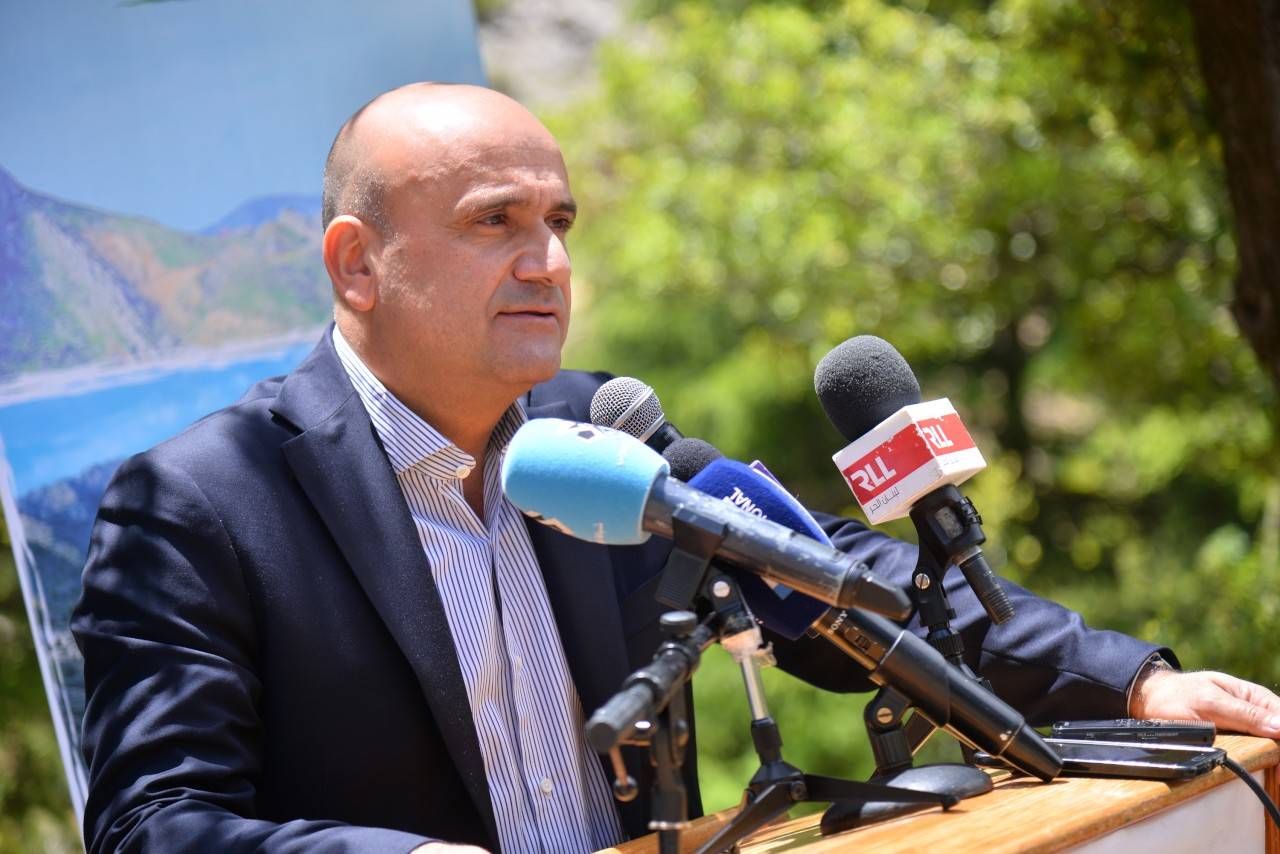 ما هو اقتراح أبي رميا لحل مشكلة التفاح في لبنان؟