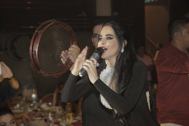بالصور.. ليال عبود مثيرة بفستان أسود فاضح!!