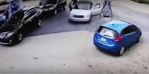 فيديو جريء: قفزت على سيارة لصّ.. سَرَق حقيبتها!