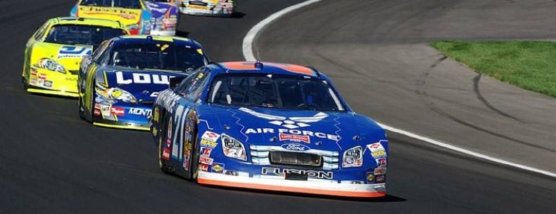لماذا تكون سيارات السباق الرياضية منخفضة نحو الأرض من الأمام؟