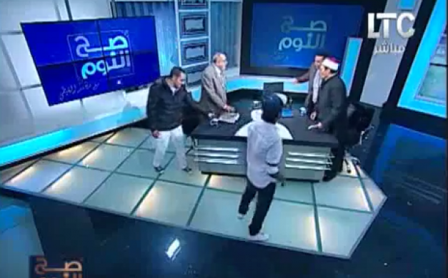 بالفيديو.. نبيه الوحش يضرب مفتى أستراليا بالحذاء.. والأخير يرد بالكرسى