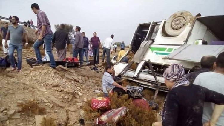 تونس.. 3 قتلى وأكثر من 35 مصاب في حادث انقلاب حافلة (صور)