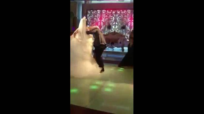 بالفيديو.. موقف محرج لعريس فشل في حمل عروسه