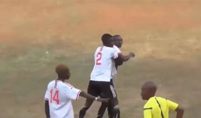 بالفيديو.. حكم يطرد لاعبا ويضربه في مباراة لكرة القدم