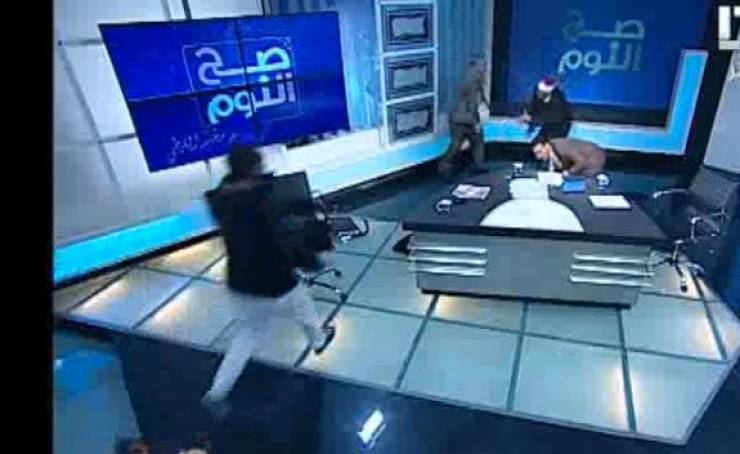 فيديو: محامٍ يخلع حذاءه ويضرب به مفتي أستراليا على الهواء!!