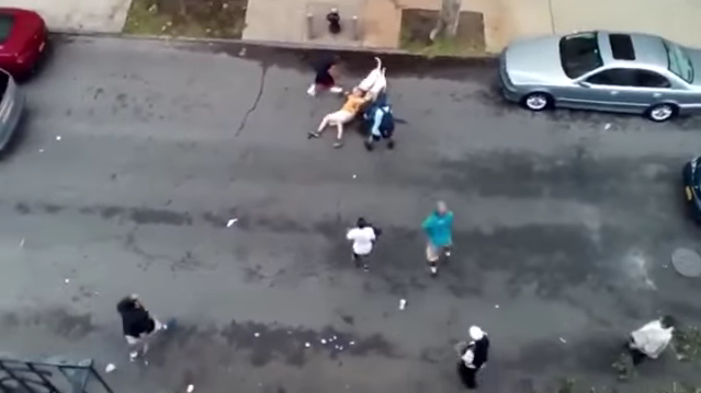فيديو صادم.. رجل يواجه كلبين شرسين بأحد الشوارع !