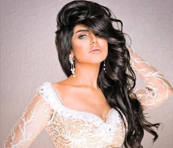 بالفيديو:  هكذا تنكّرت حليمة بولند مع شابين داخل سيارة في زيارة للسعودية!