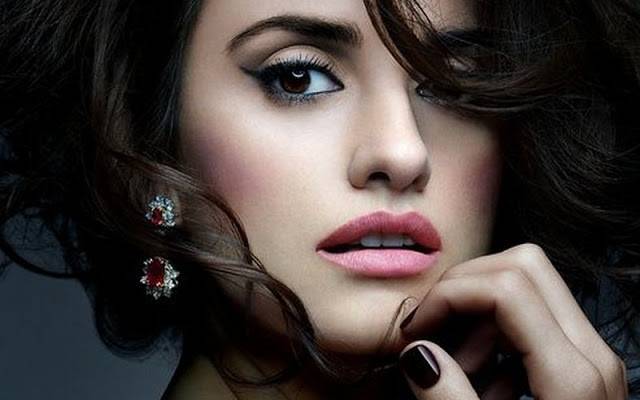 بالفيديو.. بينيلوبي كروز أميرة أنيقة بتوقيع اللبناني "مو شور"