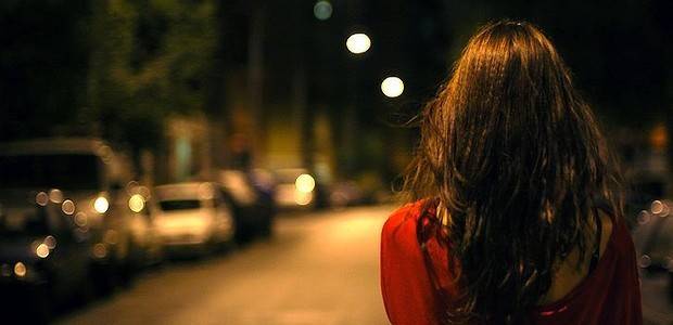 فيديو مروّع.. اقترب منها رجل ضخم فحصل ما لم متوقعاً!