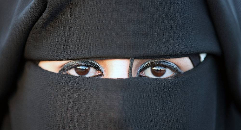 امرأة منقبة تقتل 2 من مسلحي 