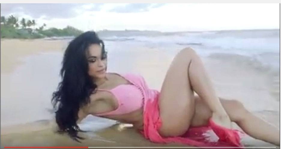 بالفيديو عارضة مثيرة تعرض مفاتنها على البحر فهاجمها