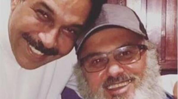 الفنان خالد الشيخ بلحية بيضاء ولا يطيق سماع الموسيقى