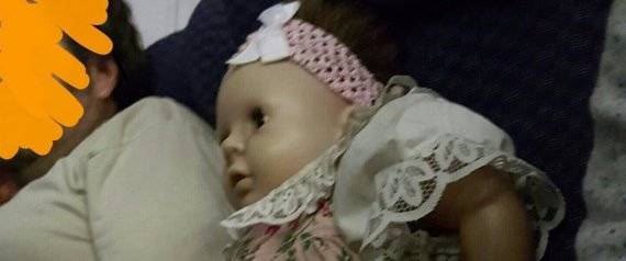 حجز مقعداً خاصاً في الطائرة لدميته والسبب؟