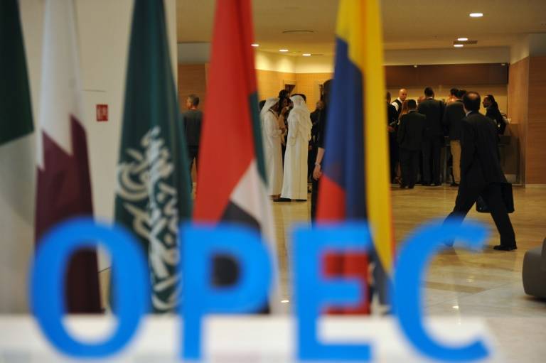 اوبك تتوصل الى اتفاق "تاريخي" لم يكن متوقعا لخفض انتاج النفط
