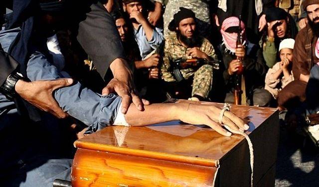 بالصور.. داعش يقطع يد سجين سوري أمام الأطفال