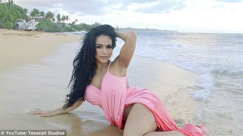 بالفيديو: عارضة أزياء مثيرة تخضع لجلسة تصويرية على البحر... وهذا ما حصل معها!