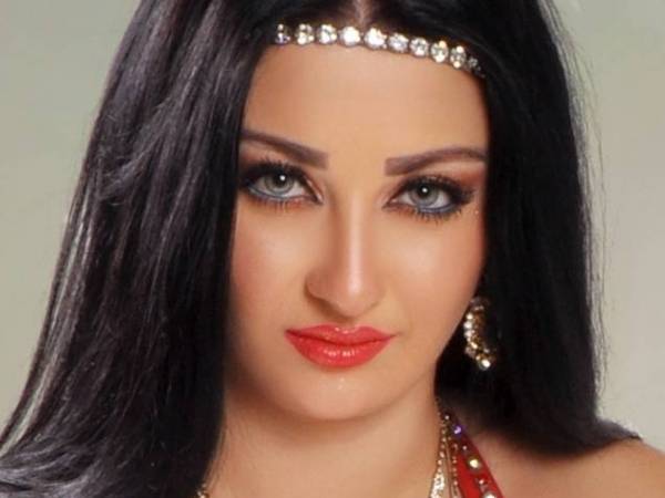 شاهد صافيناز تنشر صورتها وهي ترضع طفلاً
