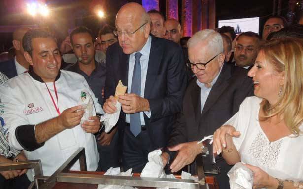 الميناء دخلت «غينيس» عبر اكبر سندويش من السمكة الحرة
ميقاتي زار بلدية طرابلس ودعا الى وضع خطة
تحدد آليات النهوض وايجاد حلول لمشكلاتها