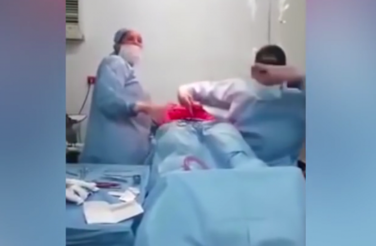 فيديو:  أثناء إجراء عملية جراحية.. تركا المريض وبدآ بالرقص!