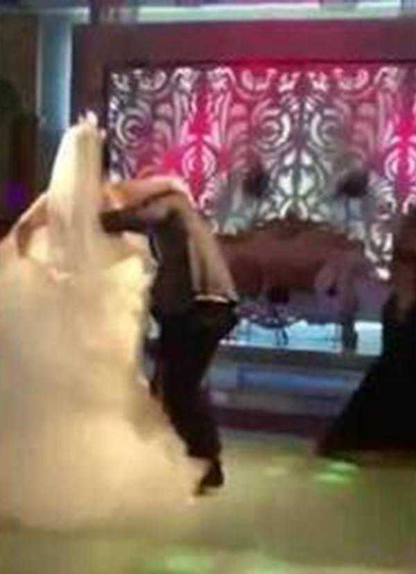 بالفيديو.. موقف محرج لعريس فشل في حمل عروسه