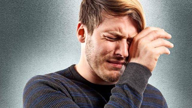 كيف تتصرّفين عندما يبكي زوجكِ؟