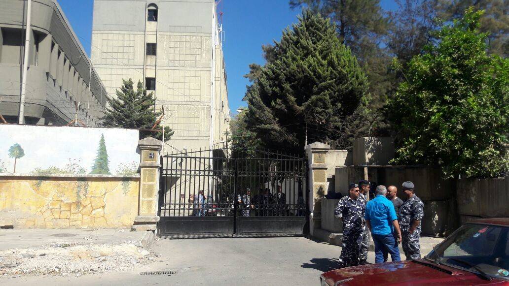 سجينٌ يسرق مفاتيح الغرف.. ماذا يجري في سجن القبة؟