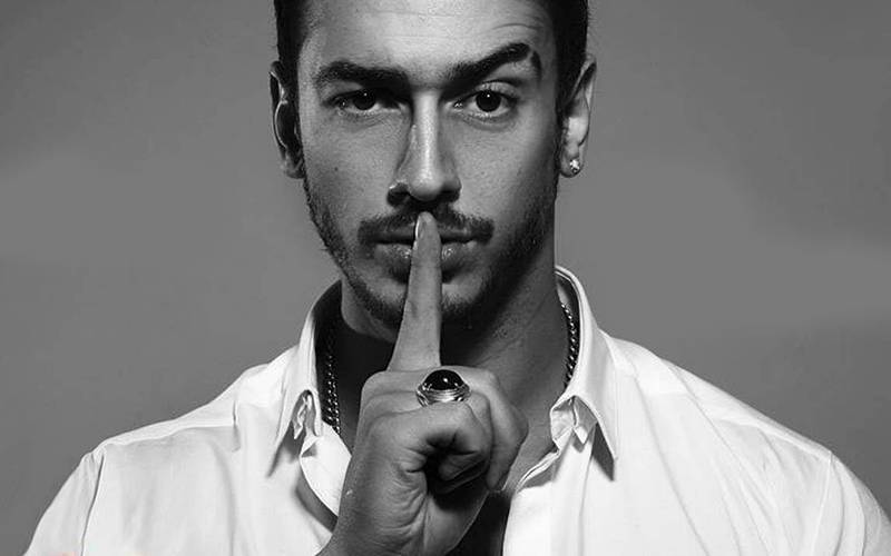 بالفيديو.. سعد لمجرد يغازل مذيعة «mbc» ويقدم لها هدية على الهواء