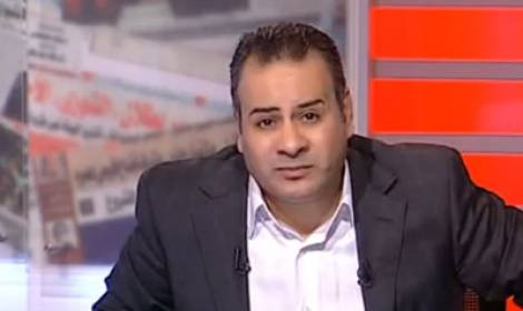 بالفيديو.. تمزق سروال مذيع مصري على الهواء يضعه بموقف محرج