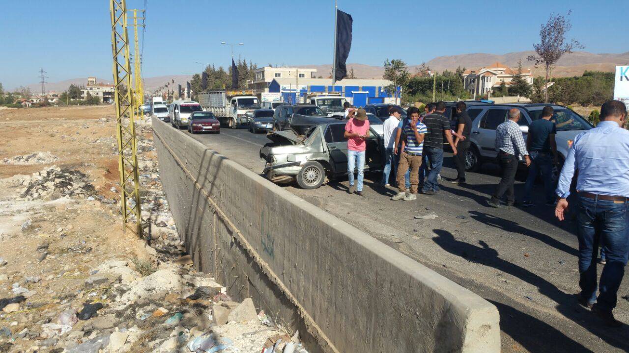 بالصورة حادث سير مروع قرب مفرق انصار - بعلبك ادى لسقوط 5 جرحى
