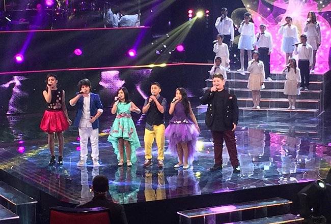 بالصور: تضامناً مع مرضى السرطان.. نجم The Voice Kids يحلق شعره