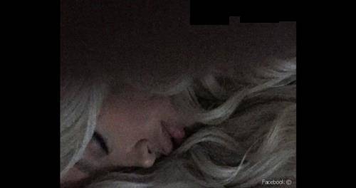 صور النجمات في السرير!
