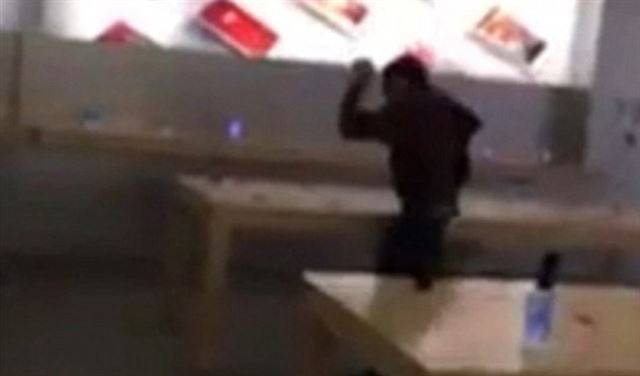 بالفيديو.. مهووس ينقض على متجر آبل ويحطم هواتف آيفون