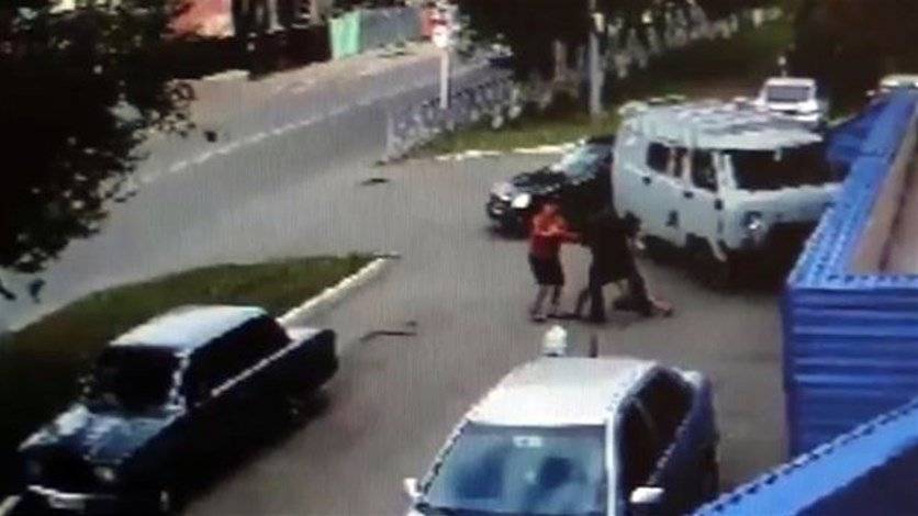 بالفيديو: اختطفها في الشارع... ليجبرها على...