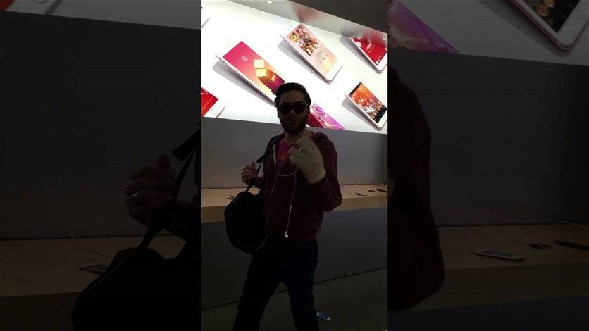 بالفيديو: رجل يحطم أجهزة أيفون داخل متجر والسبب؟