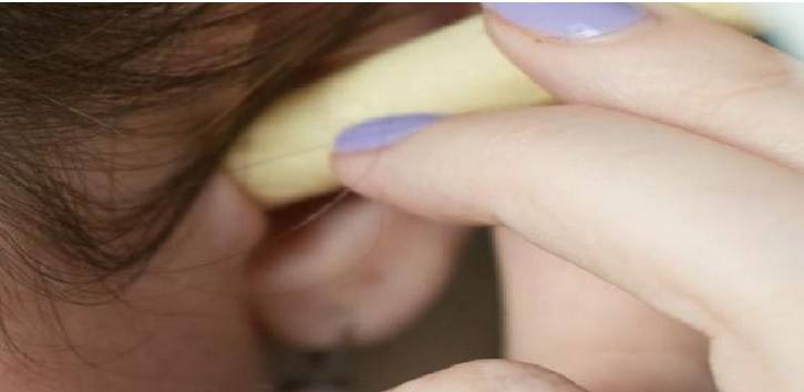 بالصور- أدخلت شمعة في أذنها وأشعلت القاعدة.. حيلتها مذهلة ستوفر عليكم زيارة الطبيب!