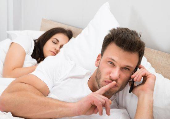 لماذا يخون الرجل زوجته عبر الهاتف؟