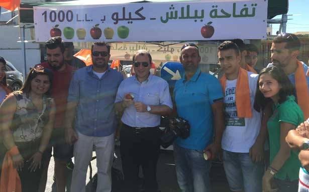 مزارعو الجنوب طالبوا الدولة بتصدير الإنتاج
حملة لبيع التفاح في قضاء البترون
وشراء طن من جبيل لتوزيعها في الكورة