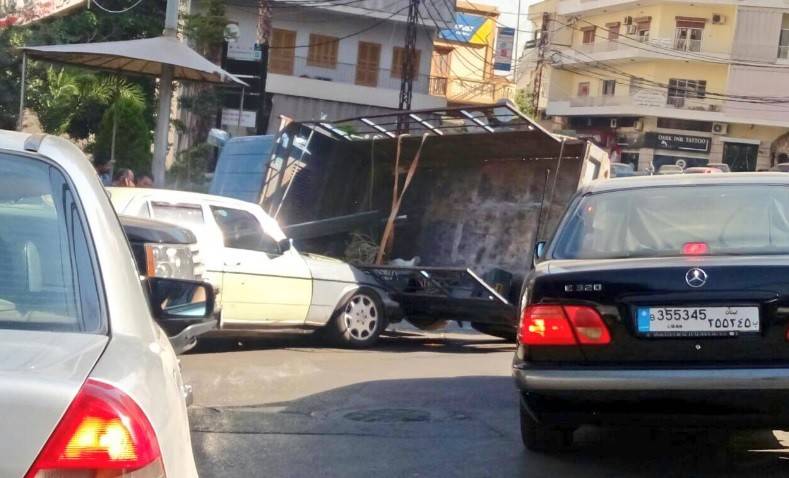 تدهور شاحنة في ساحة جل الديب!
