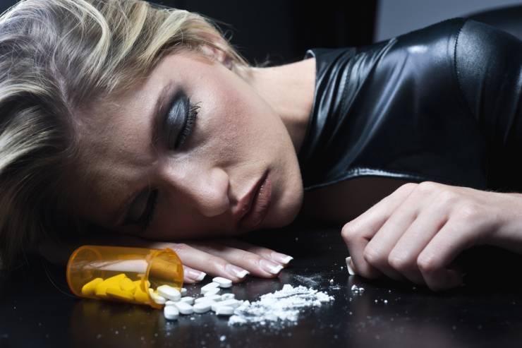 فيديو مثير للجدل.. طفلة تصرخ وتحاول إيقاظ والدتها من جرعة زائدة!