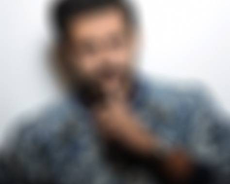 فيديو- معجبة تتحرّش بممثل كويتي معروف بحضور زوجته؛ فكيف كانت ردّة فعلها؟