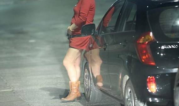 امراة فاتنة ....ستدرج الفتيات لتسهيل الدعارة