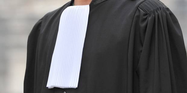 محامية "مشطوبة" تزاول المهنة.. أحد ضحاياها يطالبها بآلاف الدولارات!